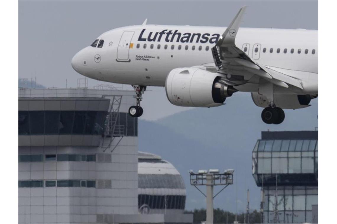 Eine Passagiermaschine der Lufthansa landet auf dem Flughafen in Frankfurt. Foto: Boris Roessler/dpa