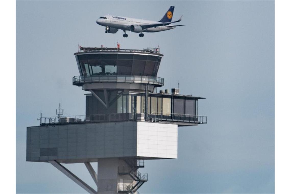 Eine Passagiermaschine setzt zur Landung auf dem Frankfurter Flughafen an. Foto: Boris Roessler/dpa