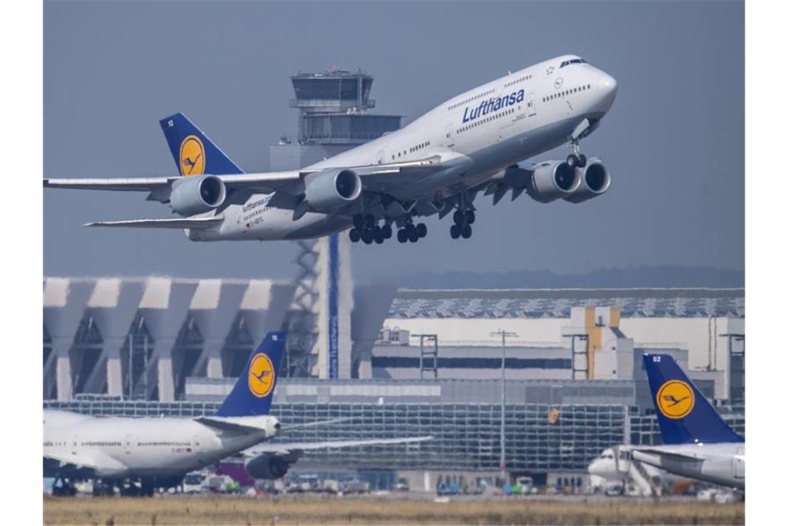 Bahn und Lufthansa wieder mit mehr Dienstreisen Eine Passagiermaschine vom Typ Boeing 747 der Lufthansa startet auf dem Flughafen Frankfurt/Main. Die Lufthansa erlebt derzeit „ein Comeback der Dienstreise“. Foto: Boris Roessler/dpa