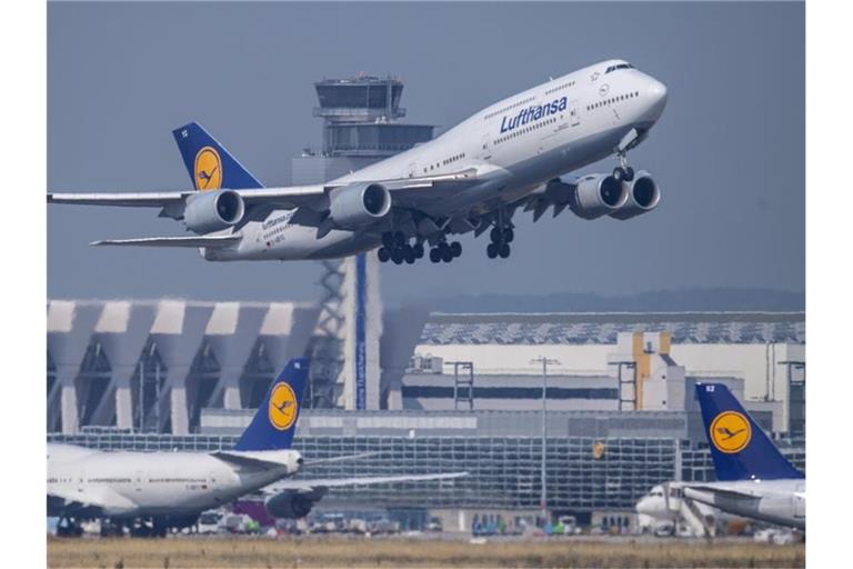 Eine Passagiermaschine vom Typ Boeing 747 der Lufthansa startet. Bis September will die Fluggesellschaft nahezu ihr gesamtes Streckennetz wieder bedienen. Foto: Boris Roessler/dpa