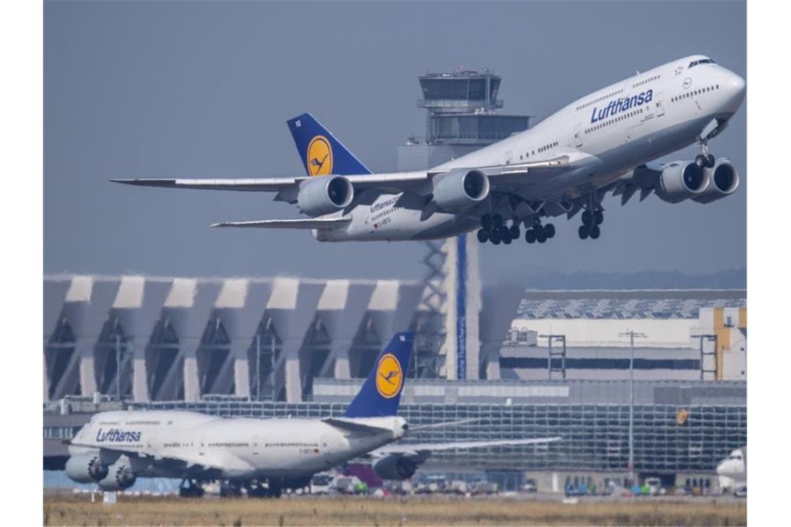Eine Passagiermaschine vom Typ Boeing 747 der Lufthansa startet auf dem Frankfurter Flughafen. Foto: Boris Roessler/dpa