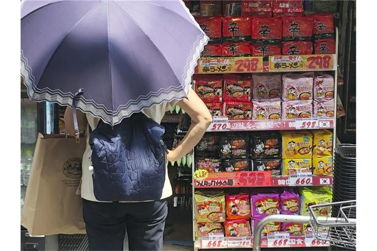 Eine Passantin betrachtet südkoreanische Produkte in einem Geschäft in Tokio. Foto: Haruka Nuga/AP