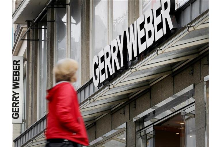 Eine Passantin geht an einer Filiale des Bielefelder Modeherstellers Gerry Weber vorbei. Foto: Oliver Berg/dpa