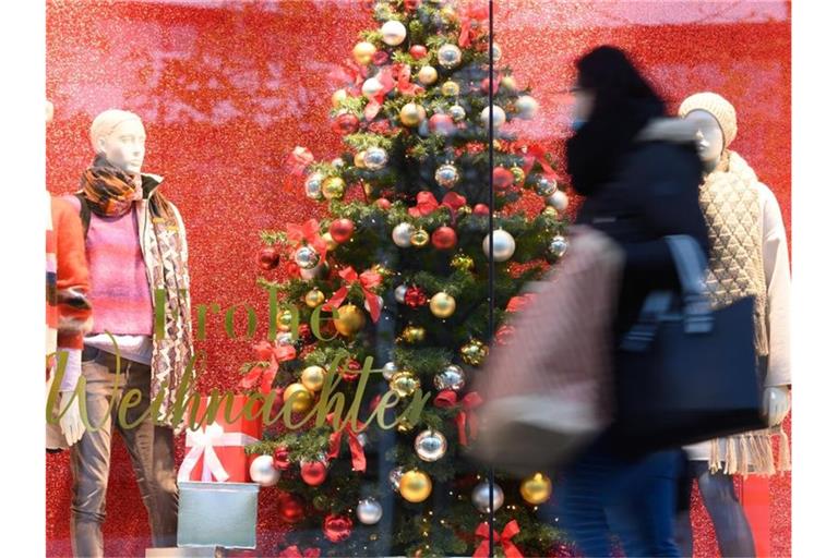 Eine Passantin geht mit einer Papiertüte auf einer Einkaufsstraßeentlang. (Archivbild). Foto: Sebastian Kahnert/dpa-Zentralbild/dpa