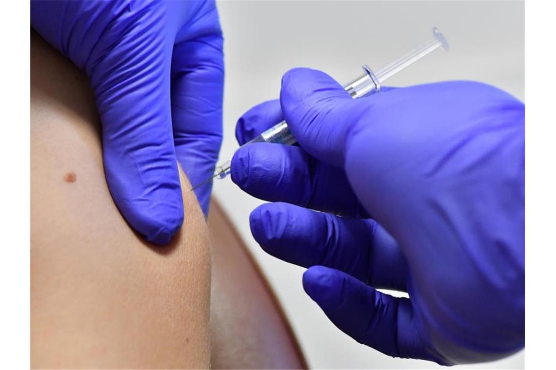 Eine Patientin lässt sich in einer Polyklinik gegen Grippe impfen. Foto: Martin Schutt/dpa-Zentralbild/dpa