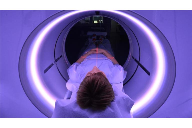 Eine Patientin liegt in einem CT-Gerät: Das Lungenkrebs-Screening erfolgt per Niedrigdosis-CT, das Tumoren bereits im Frühstadium sichtbar macht.