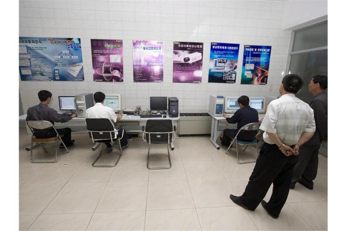 Nordkorea erbeutet Milliarden bei Hacker-Raubzügen Eine PC-Schulung in Pjöngjang. UN-Experten zufolge haben nordkoreanische Hacker im Internet Geldwerte in Milliardenhöhe gestohlen. Archivfoto: Adrian Bradshaw/epa