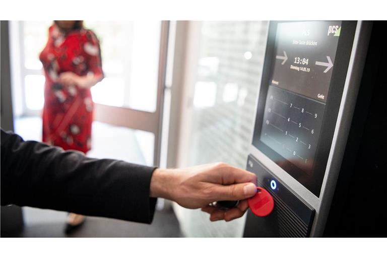 Eine Person bei der Arbeitszeiterfassung. (Symbolfoto)