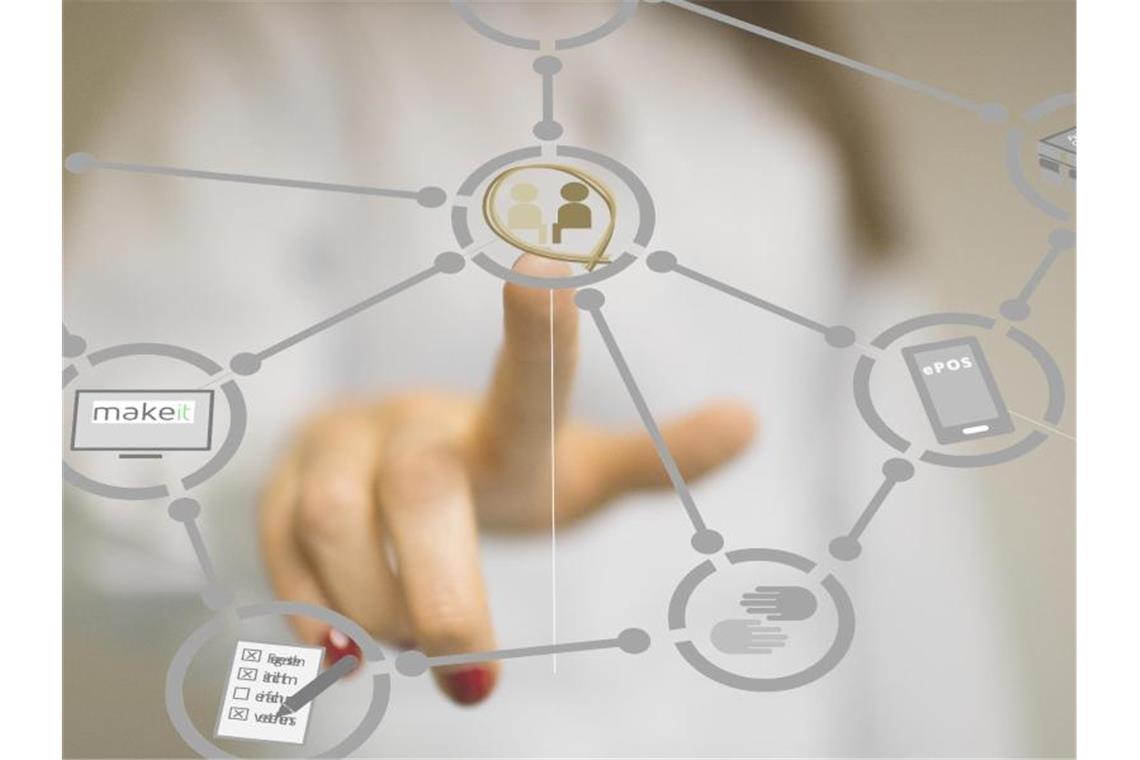 Kann digitales Training Stress bei Krebspatienten lindern? Eine Person betätigt ein digitales Bedienfeld. Foto: Verena Müller/Universitätsklinik Tübingen/dpa/Symbolbild