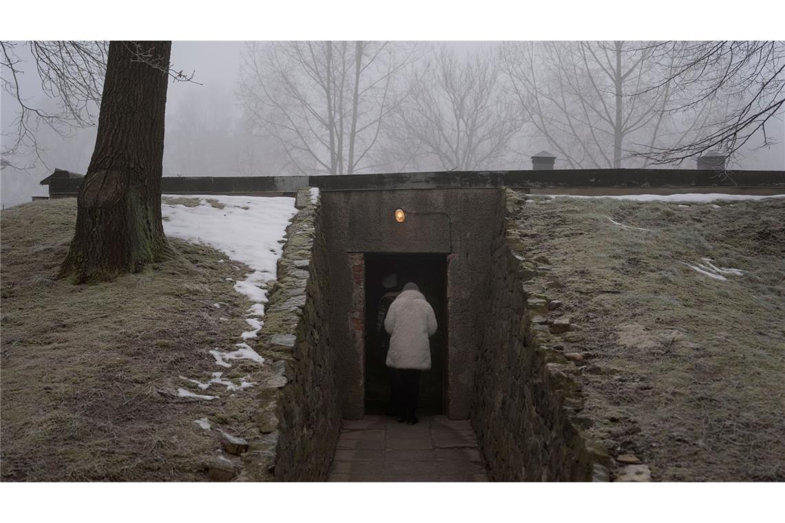 Bilder des Tages Eine Person betritt eine Gaskammer und ein Krematorium im ehemaligen nationalsozialistischen deutschen Konzentrations- und Vernichtungslager Auschwitz-Birkenau.