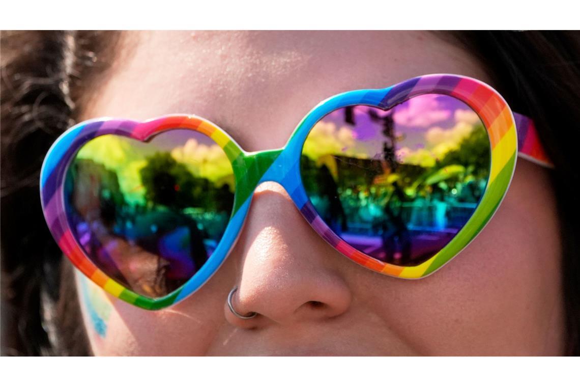 Bilder des Tages Eine Person, die eine Sonnenbrille mit Regenbogenherz trägt, beobachtet die World Pride Parade in Washington.