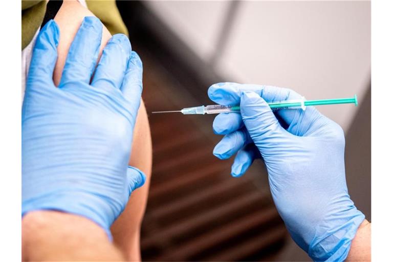 Eine Person erhält eine Impfung mit dem Impfstoff von AstraZeneca. Foto: Hauke-Christian Dittrich/dpa Pool/dpa/Symbolbild