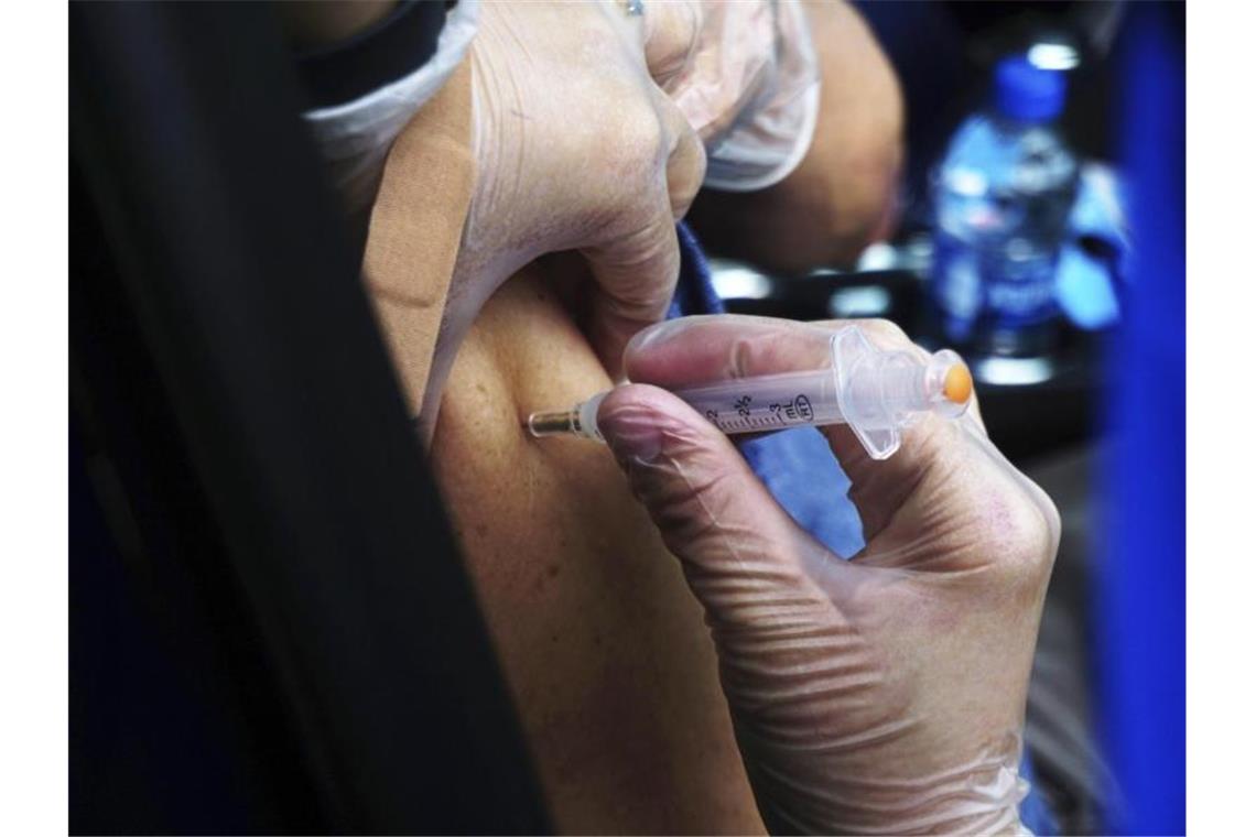 Eine Person erhält einen Covid-19-Impfstoff in einer regionalen Impfstelle im US-Bundesstaat Texas. Foto: Miguel Roberts/The Brownsville Herald/AP/dpa