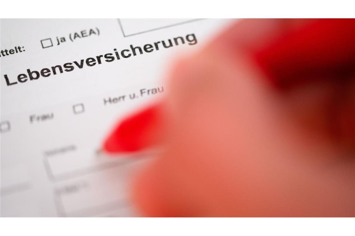 Verbraucherbeschwerden über Versicherungen auf Rekordniveau Eine Person füllt mit einem Kugelschreiber einen Antrag für das Abschließen einer Lebensversicherung aus. Verbraucherbeschwerden über Versicherungen sind auf einem Rekordniveau (Symbolbild).