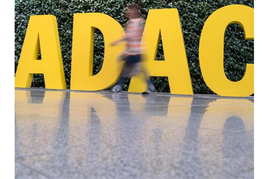 ADAC erwartet Reisewelle: Aber weniger Staus Eine Person geht am Logo vom ADAC vorbei. Foto: picture alliance / Peter Kneffel/dpa/ARchivbild