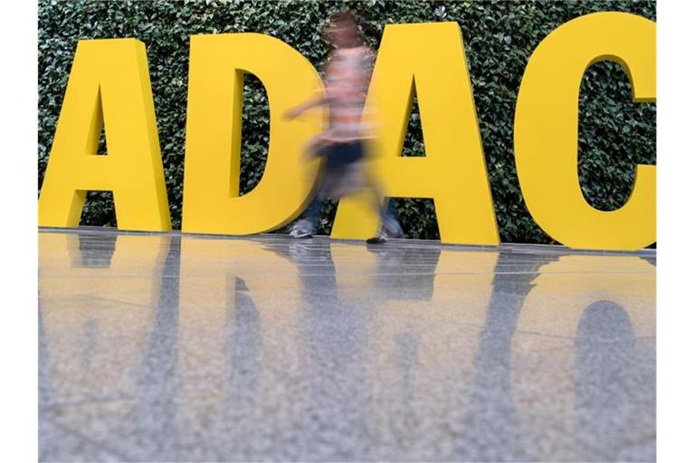 Eine Person geht am Logo vom ADAC vorbei. Foto: picture alliance / Peter Kneffel/dpa/ARchivbild