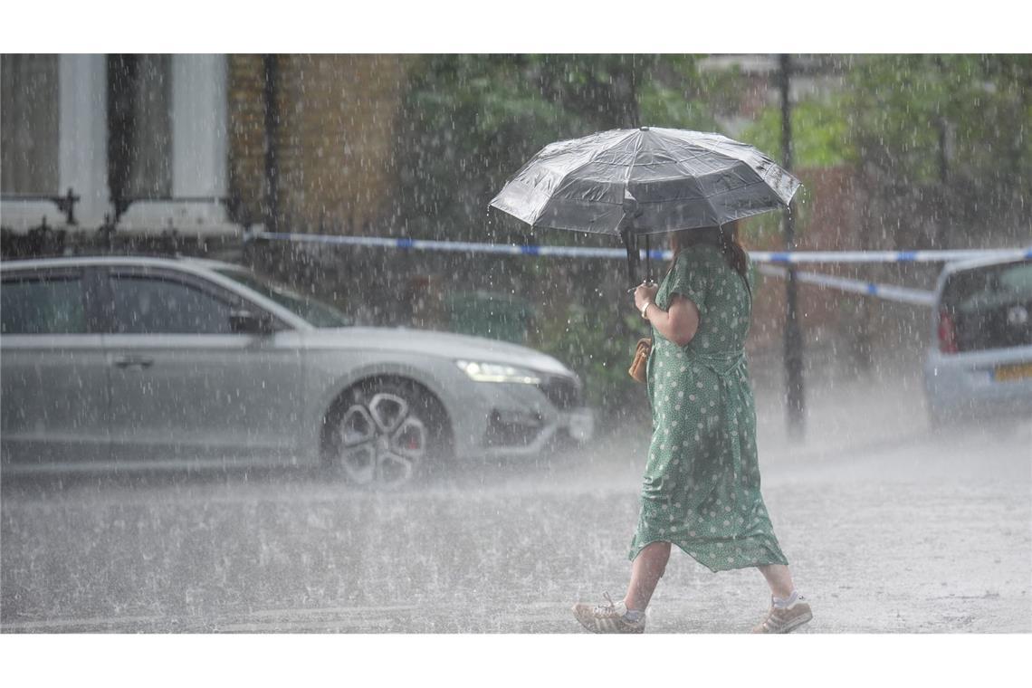 Bilder des Tages Eine Person geht im Regen durch Kentish Town im Norden Londons.
