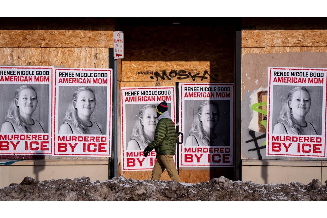 Eine Person geht in Minneapolis an einem Schild für Renee Good vorbei, die Anfang der Woche von einem ICE-Beamten tödlich erschossen wurde.
