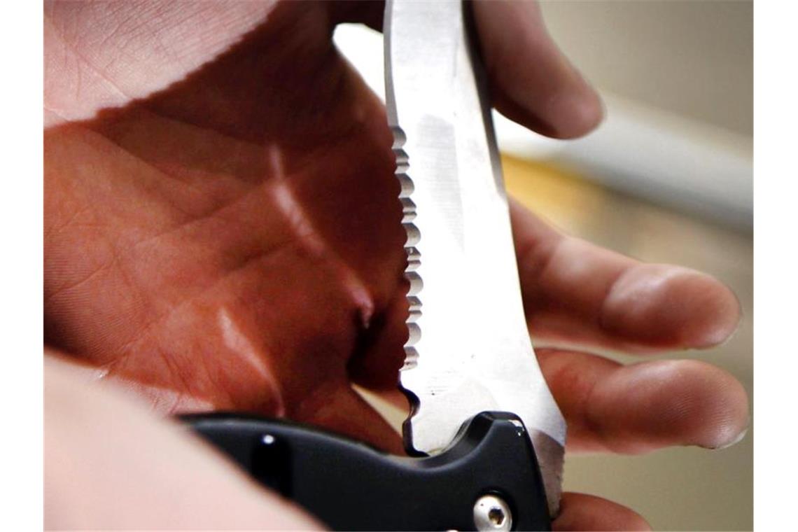 Zahl der Messerangriffe durch junge Menschen geht zurück Eine Person hält ein Klappmesser in der Hand. Foto: Oliver Berg/dpa/Illustration