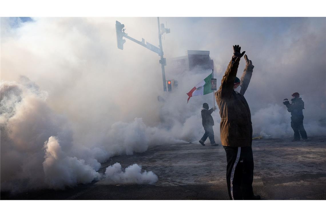 Eine Person ist in Minneapolis von Tränengaswolken umhüllt.