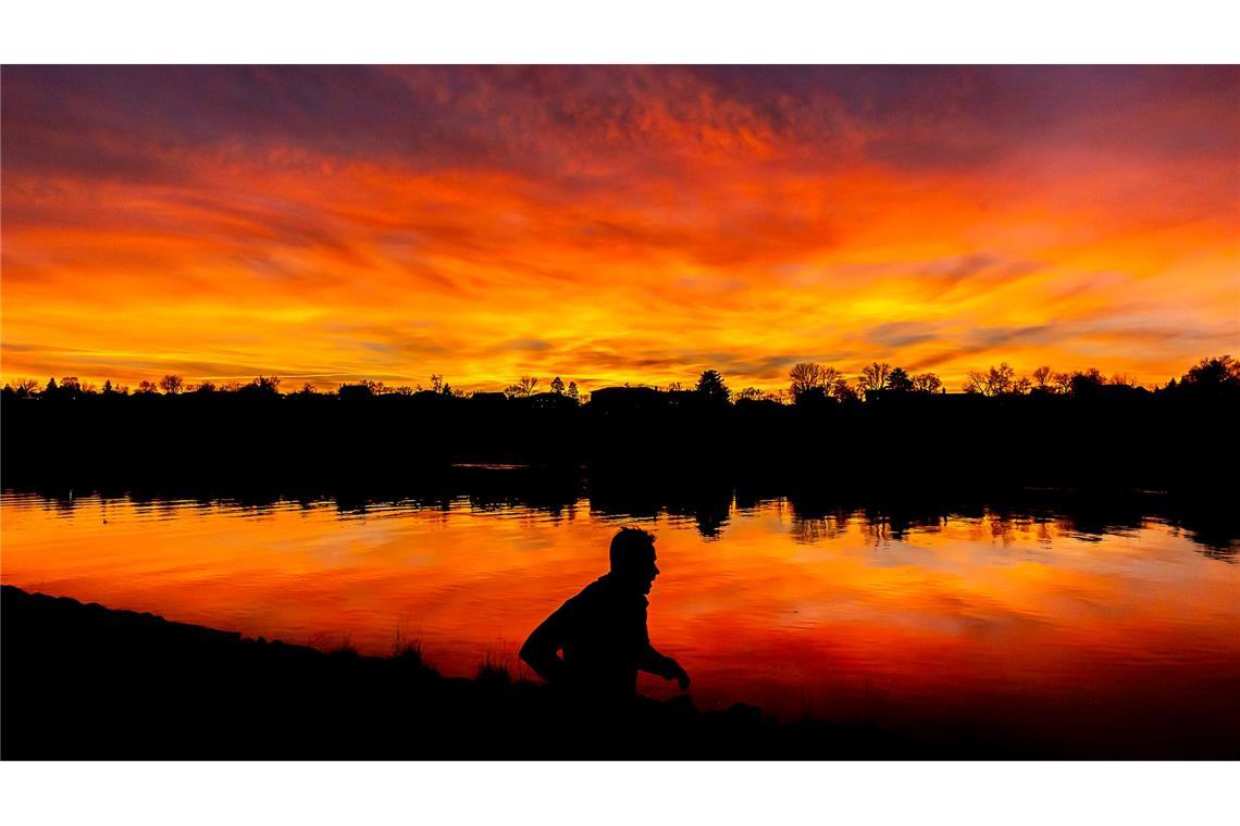 Eine Person joggt während des Sonnenuntergangs in Lewiston.