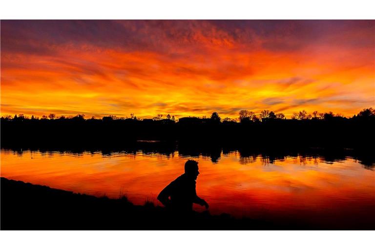 Eine Person joggt während des Sonnenuntergangs in Lewiston.