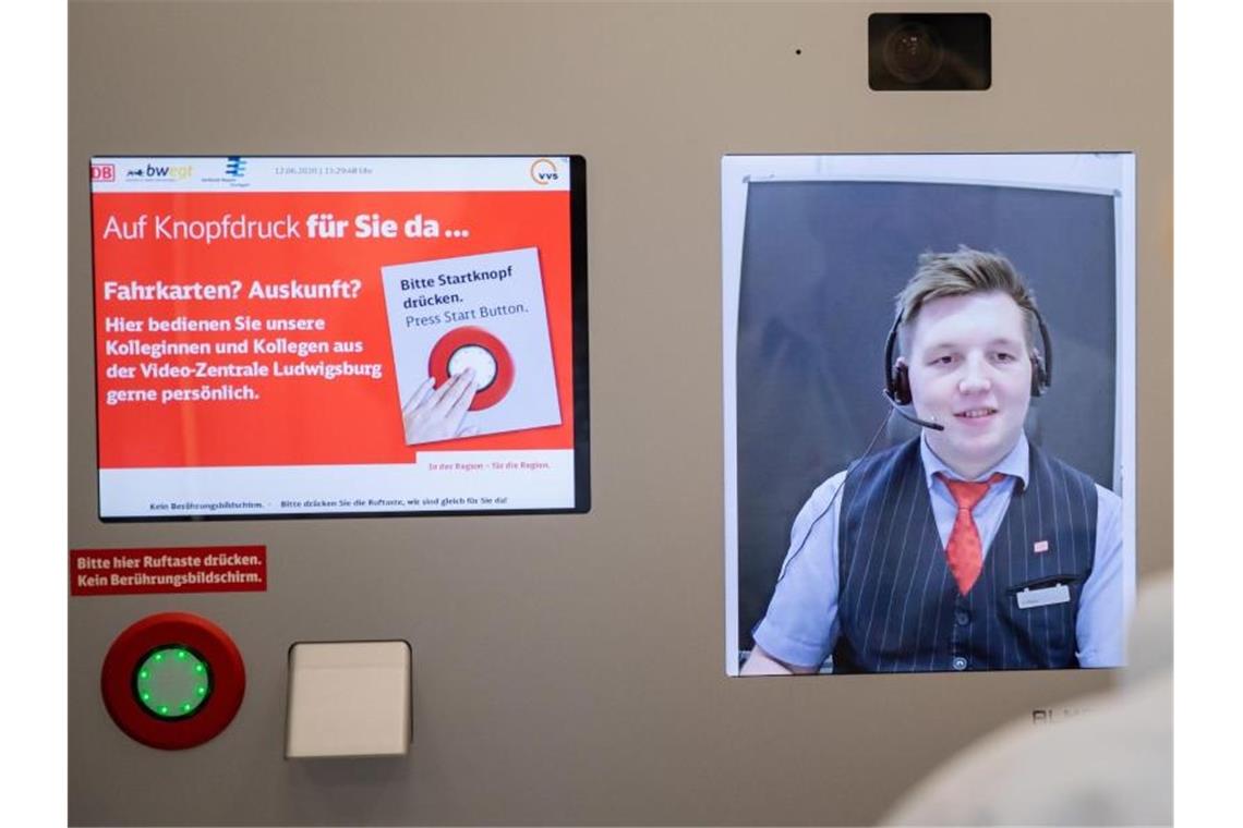 Eine Person lässt sich in einem Reisezentrum der Deutschen Bahn per Videoschalte beraten. Foto: Christoph Schmidt/dpa/Archivbild