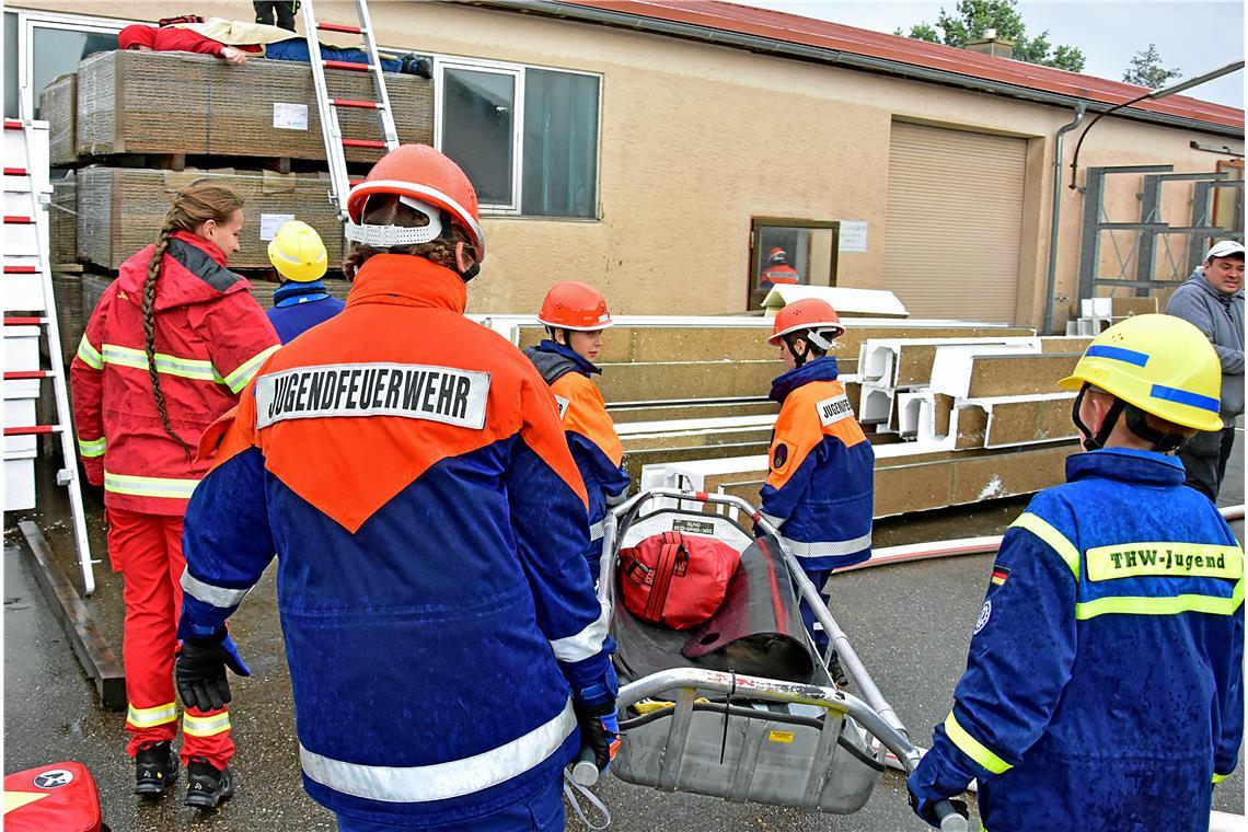 Eine Person muss über eine Leiter gerettet werden. Feuerwehr-Jugend-Großübung „R...