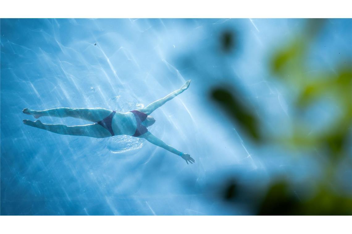 Eine Person schwimmt im Sky Pool in der Nähe der US-Botschaft in Nine Elms, Südlondon.