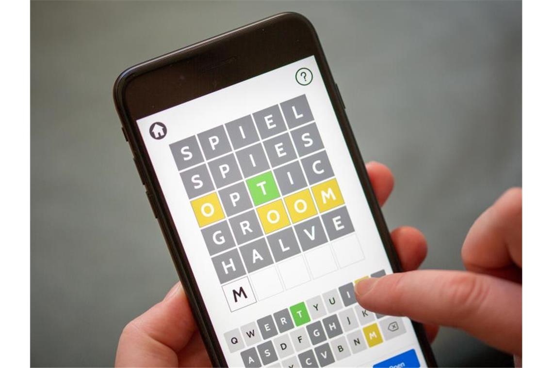 Buchstabenrätsel „Wordle“: Trendspiel und seine Alternativen Eine Person spielt mit der App eines Online-Buchstabenrätsels. Foto: Fernando Gutierrez-Juarez/dpa-Zentralbild/dpa