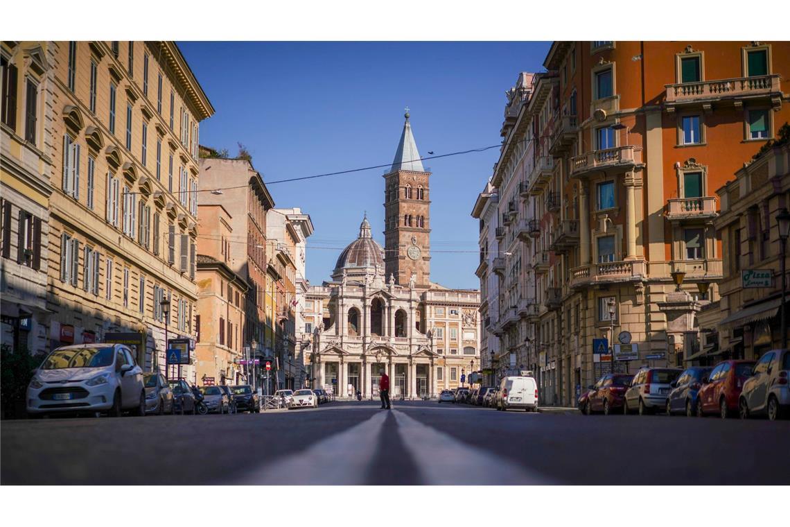 Die letzte Ruhestätte: Santa Maria Maggiore Eine Person überquert eine leere Straße vor der Basilika Santa Maria Maggiore in Rom.(Archivbild)