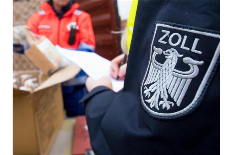 Eine Person von Zoll. Foto: Christian Charisius/dpa/dpa-tmn/Archivbild