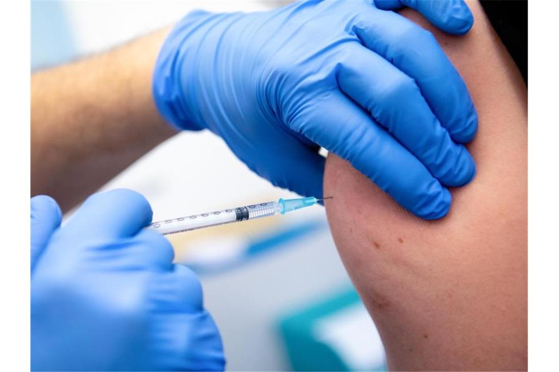 Südwesten liefert keine Impfdosen mehr an Krankenhäuser Eine Person wird geimpft. Foto: Sven Hoppe/dpa/Symbolbild