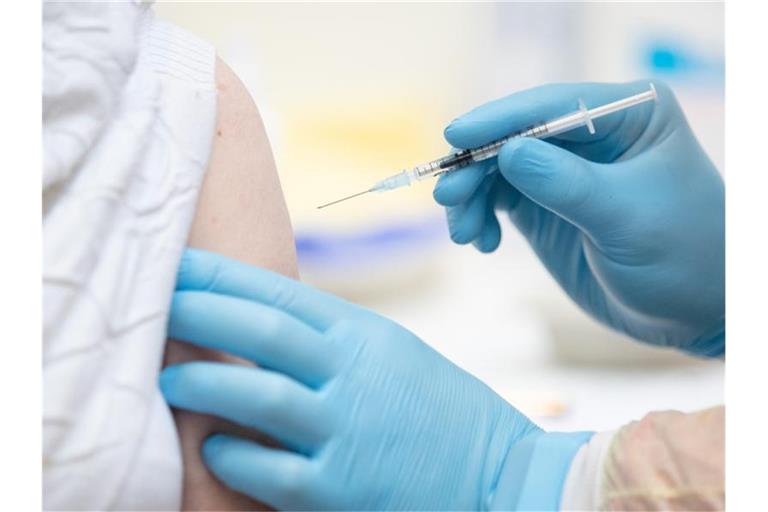 Eine Person wird in einem Impfzentrum von einem Notfallsanitäter mit dem Wirkstoff von Biontech/Pfizer gegen das Coronavirus geimpft. Foto: Friso Gentsch/dpa