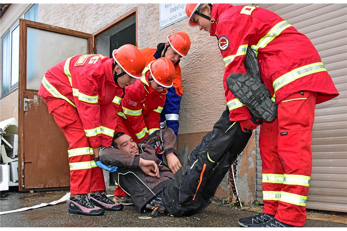 Eine Person wird von der DLRG aus dem Gefahrenbereich gebracht. Feuerwehr-Jugend...