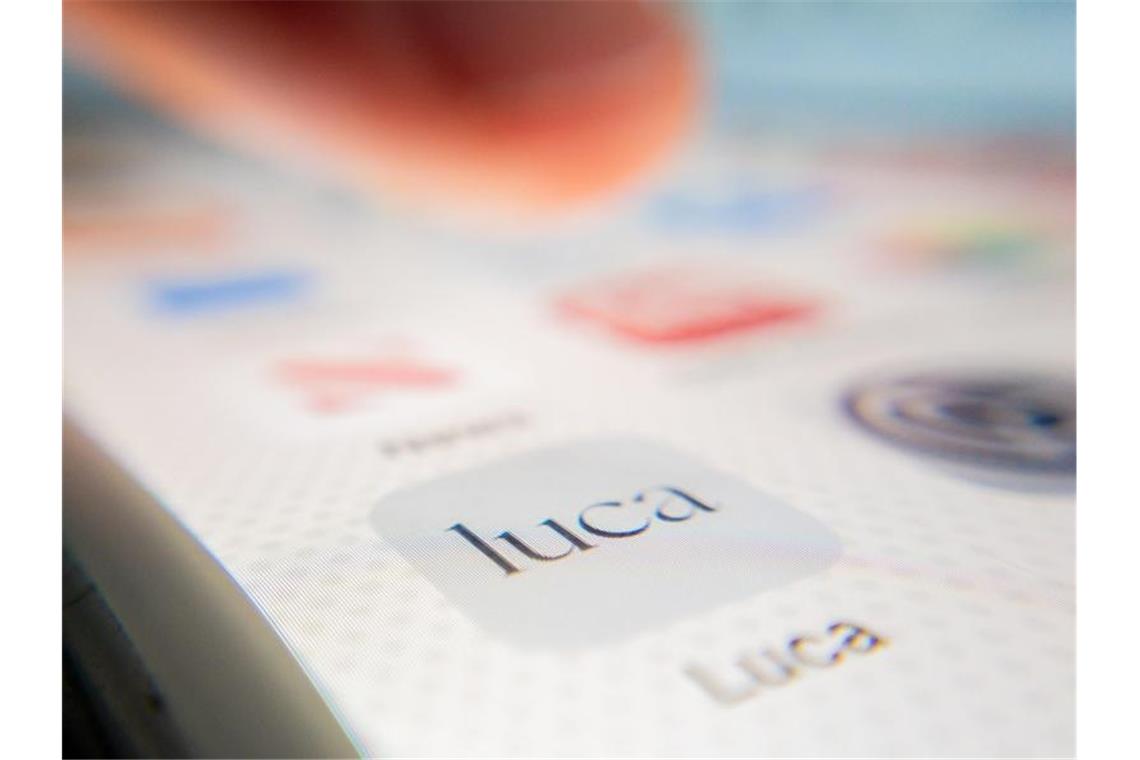 Eine Person zeigt auf einem Smartphone auf das Symbol der Luca-App. Foto: Christoph Soeder/dpa/Symbolbild