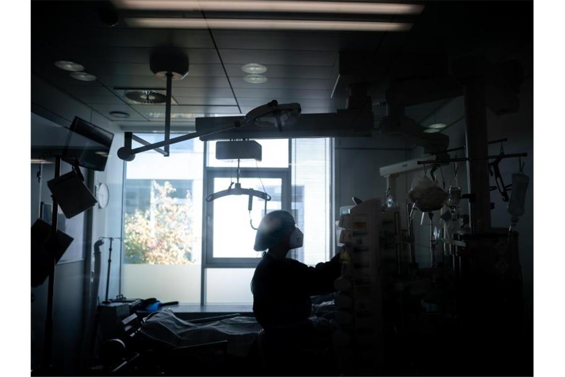 Eine Pflegekraft arbeitet auf einem Zimmer einer Intensivstation für Corona-Patienten. Foto: Fabian Strauch/dpa/Symbolbild