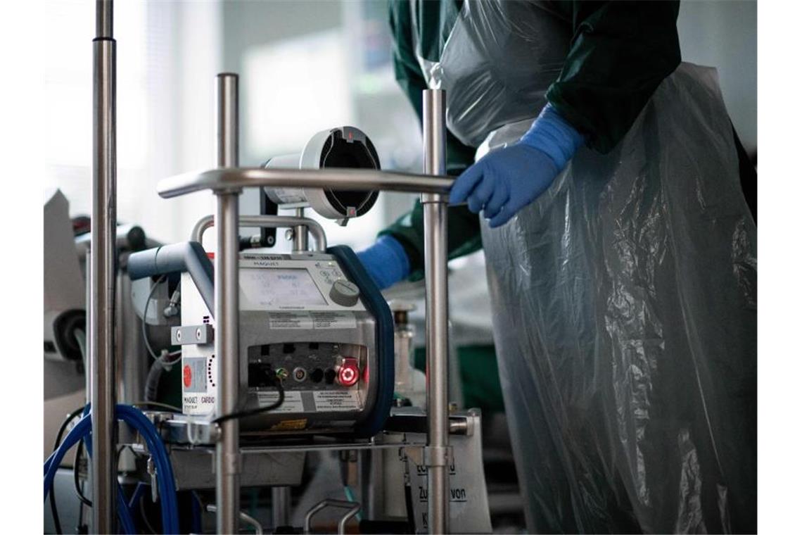 Eine Pflegekraft bedient auf einer Intensivstation eine Herz-Lungen-Maschine. Foto: Fabian Strauch/dpa/Symbolbild