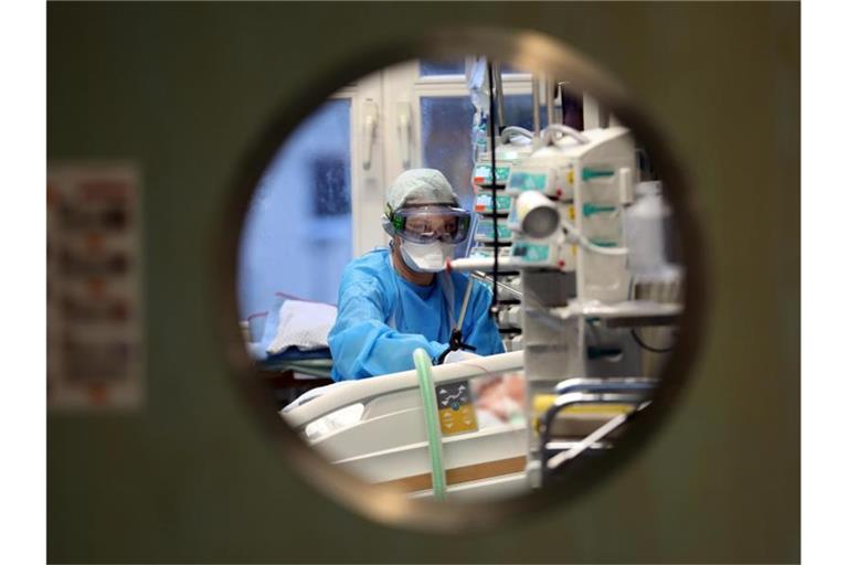Eine Pflegekraft betreut auf einer Intensivstation einen Covid-19-Patienten. Foto: Bernd Wüstneck/dpa-Zentralbild/dpa