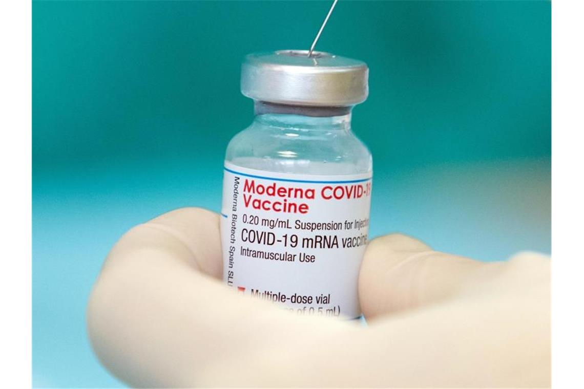 Kliniken und Heime melden 17.000 ungeimpfte Beschäftigte Eine Pflegekraft füllt eine Spritze mit dem Impfstoff des Herstellers Moderna. Foto: Friso Gentsch/dpa/Symbolbild