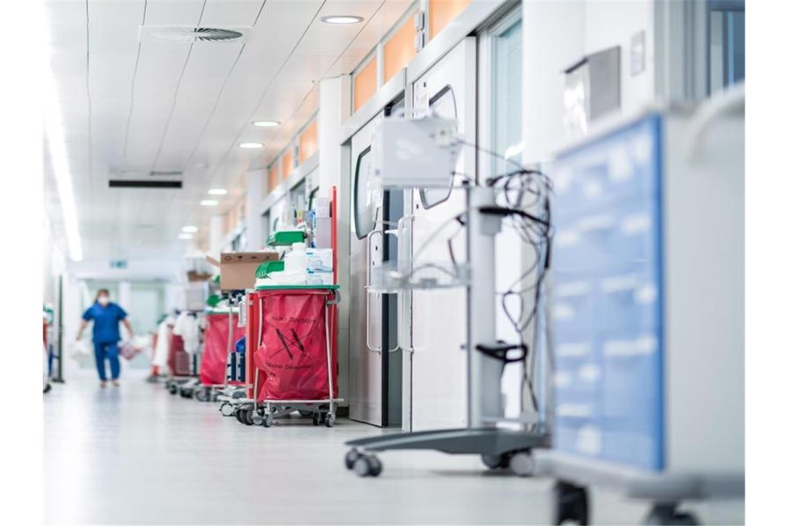 Kliniken wollen mehr Geld vom Land Eine Pflegekraft geht auf einer Intensivstation über den Flur. Foto: Fabian Strauch/dpa/Symbolbild