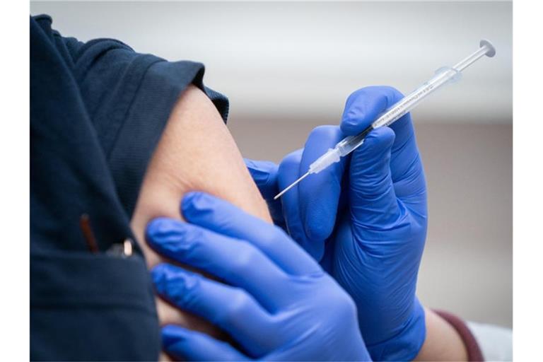 Eine Pflegekraft wird im Rahmen der Mitarbeiter-Impfung in einem in Berlin gegen das Coronavirus. Foto: Kay Nietfeld/dpa