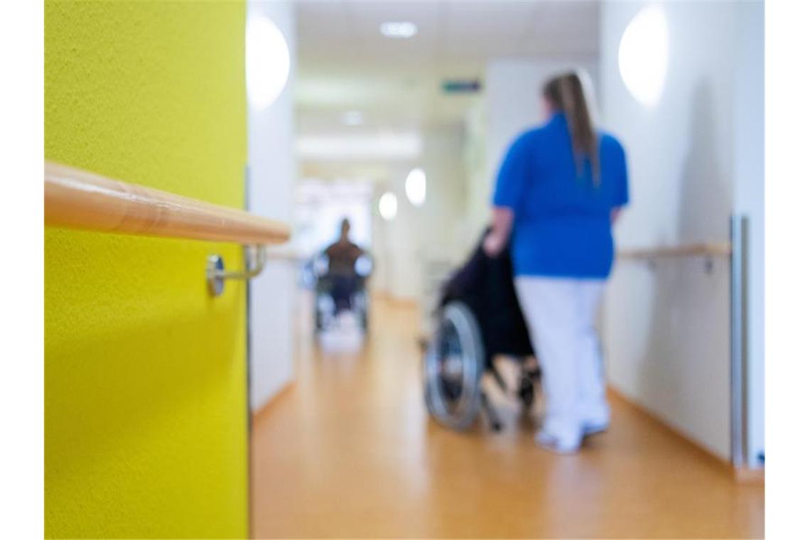 Ab 18. Mai wieder Besuche in Kliniken und Heimen erlaubt Eine Pflegerin schiebt eine Bewohnerin eines Pflegeheims in einem Rollstuhl über den Flur. Foto: Tom Weller/dpa/Symbolbild
