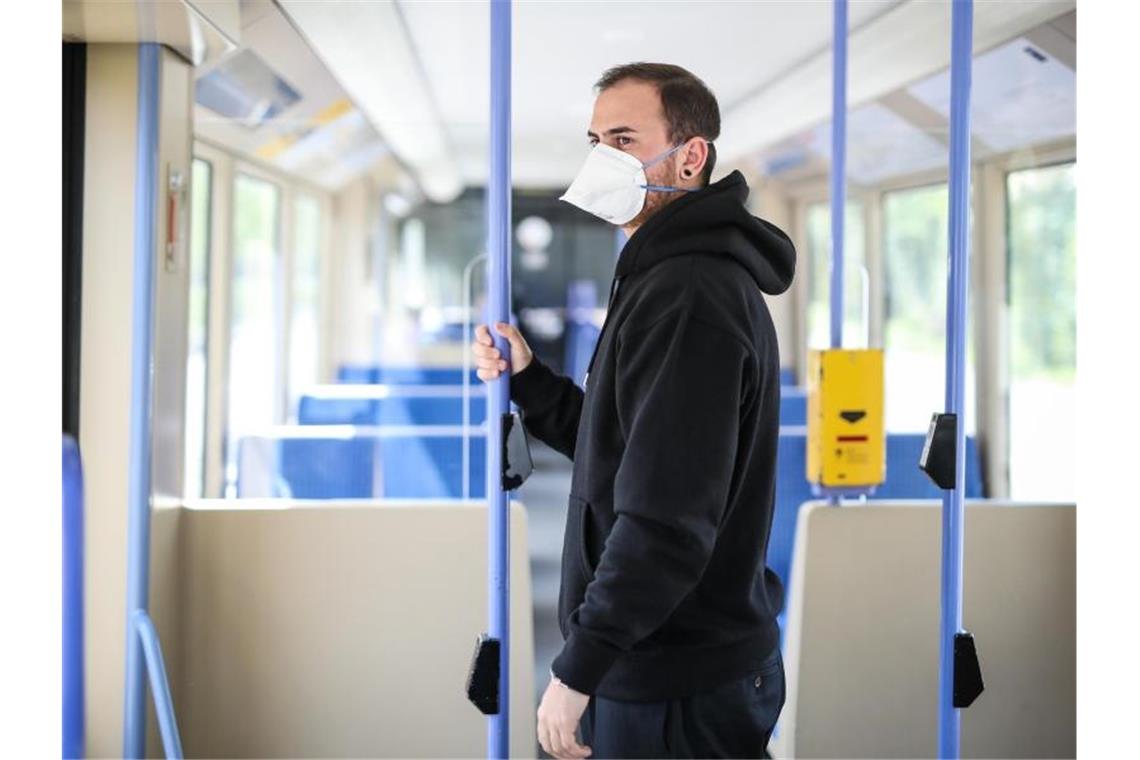 Eine Pflicht zum Tragen einer Maske für Mund und Nase in der Öffentlichkeit wird als eine mögliche anti-Corona Maßnahme diskutiert. Foto: Christoph Schmidt/dpa