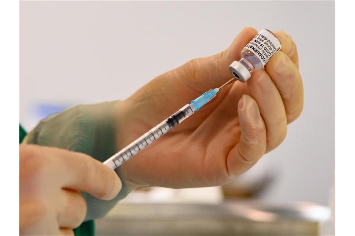 Mehrere Tausend Corona-Infektionen bei vollständig Geimpften Eine Pharmazeutisch-technische Assistenten zieht eine Spritze mit dem Corona-Impfstoff von Biontech/Pfizer auf. Foto: Swen Pförtner/dpa
