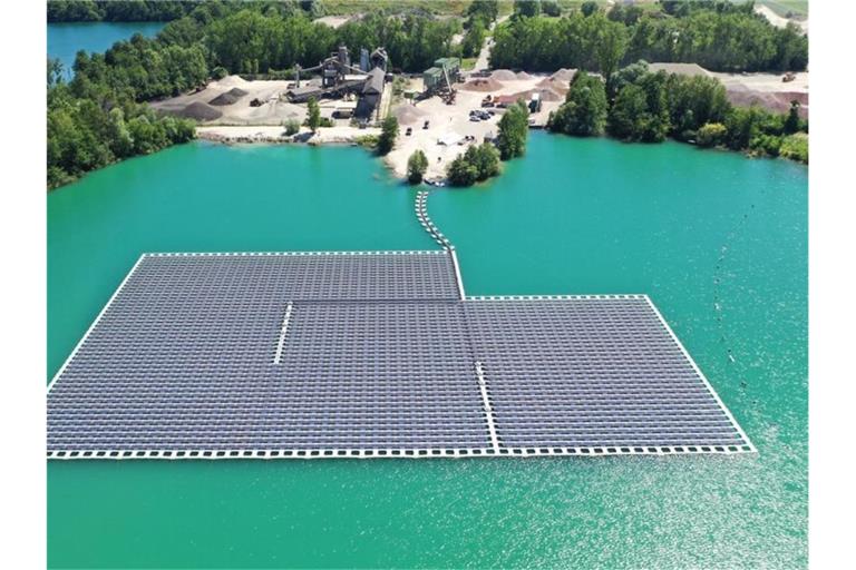 Eine Photovoltaik-Anlage schwimmt auf dem Baggersee Maiwald. Foto: Benedikt Spether/dpa/Archivbild