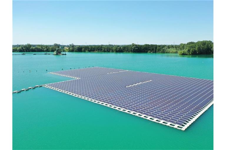 Eine Photovoltaik-Anlage schwimmt auf dem Baggersee Maiwald. Foto: Benedikt Spether
