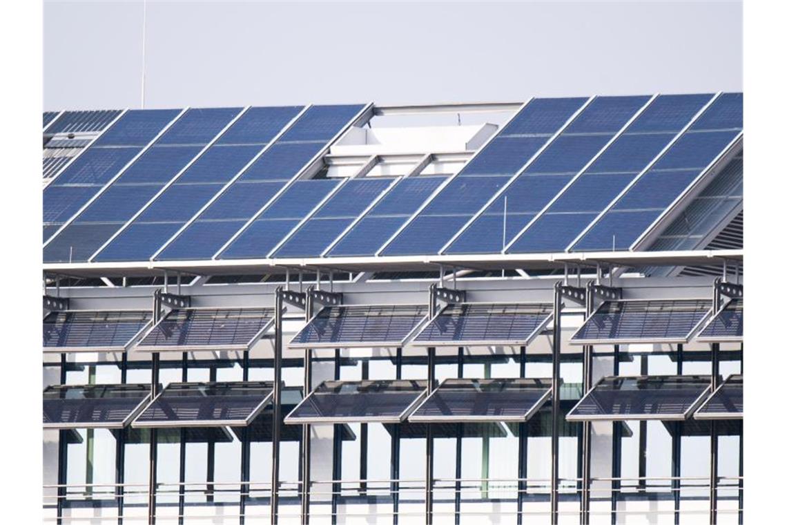Solarpflicht kommt 2022 schrittweise im Südwesten Eine Photovoltaikanlage auf einem Dach erzeugt Strom. Foto: Julian Stratenschulte/dpa/Symbolbild