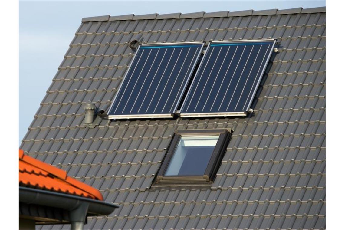 Wirtschafts- und Umweltverbände warnen vor Solar-Förderstopp Eine Photovoltaikanlage auf einem Hausdach. Foto: Andrea Warnecke/dpa-tmn/dpa