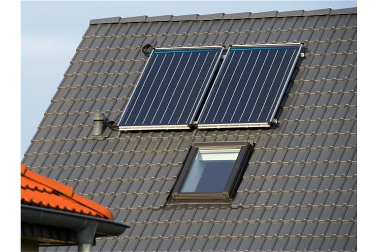 Eine Photovoltaikanlage auf einem Hausdach. Foto: Andrea Warnecke/dpa-tmn/dpa